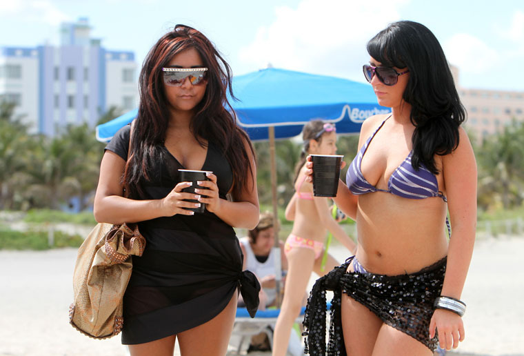 jersey-shore-in-miami-04. jwoww-snooki-and-angelina-filming-jersey-shore-in...