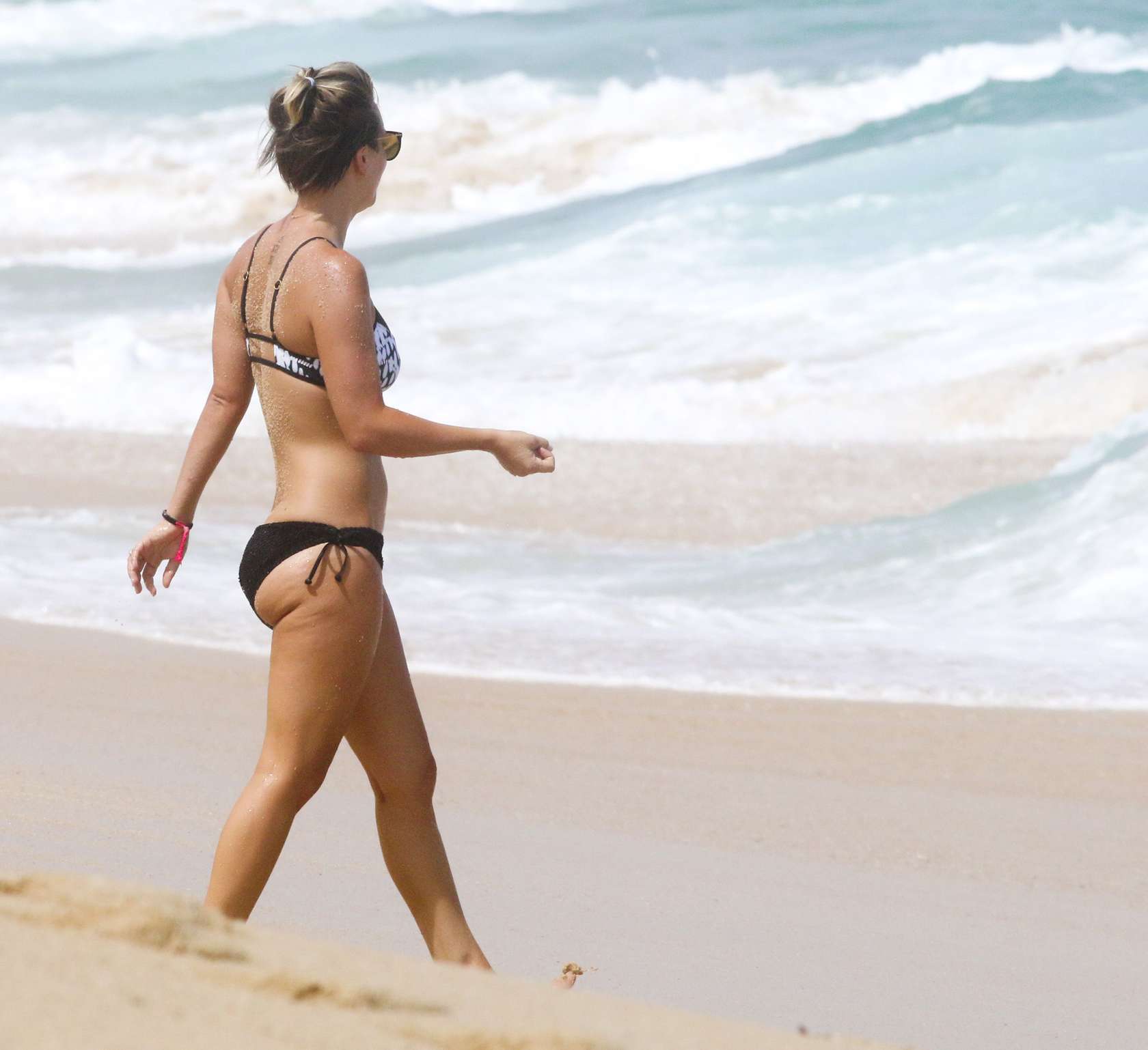 Kaley Cuoco in bikini in Cabo San Lucas (adds). 
