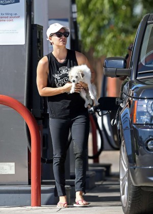 Kaley Cuoco in Tight jeans at a gas station in Los Angeles