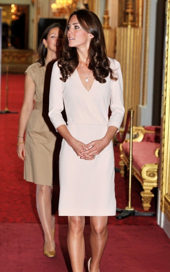 kate-middleton-and-queen-elizabeth-touring-the-wedding-dress-display-at ...