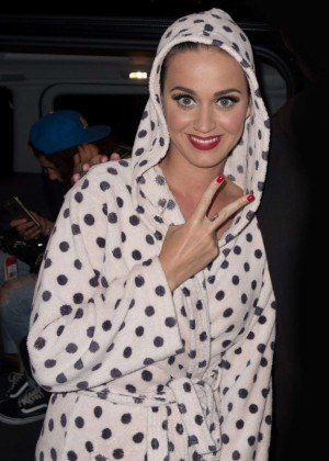 Katy Perry - Arrives at Her Hotel in Melbourne
