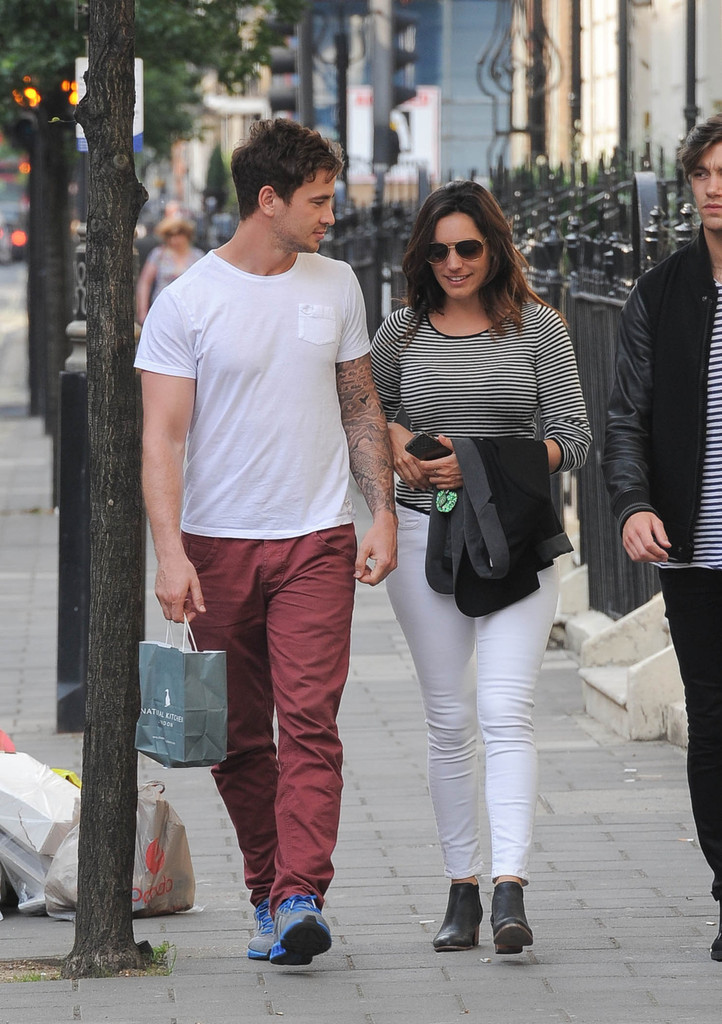 Kelly Brook in white pants out in London -18 | GotCeleb