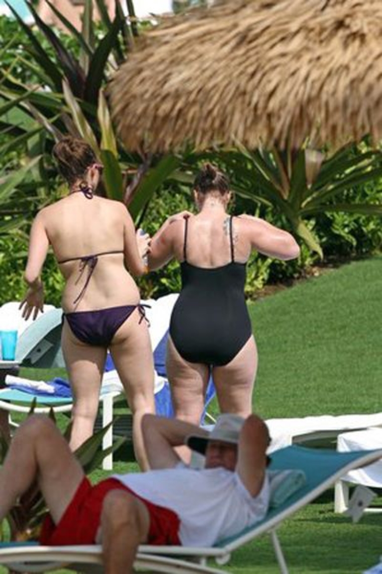 Kelly Clarkson - Bikini Candids in Kauai, Hawai. 