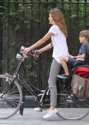 Keri Russell – Riding a Bike in Brooklyn | GotCeleb