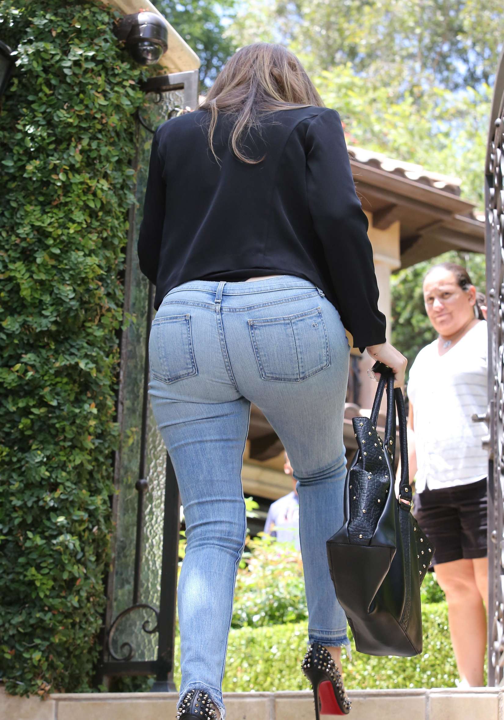 Khloe Kardashian at Kims house -09 | GotCeleb