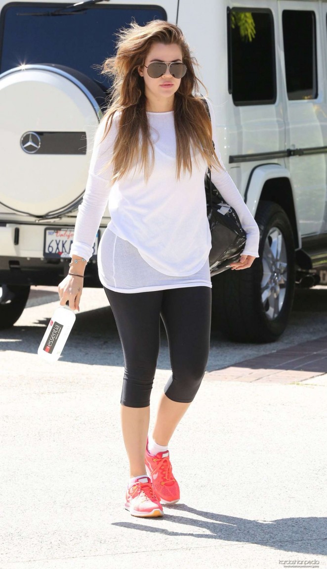 Khloe Kardashian in Tight Leggings Leaving Earthbar in Los Angeles