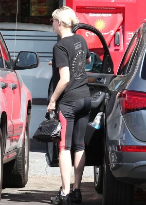 Kirsten Dunst in Leggings Going to a Gym in Los Angeles
