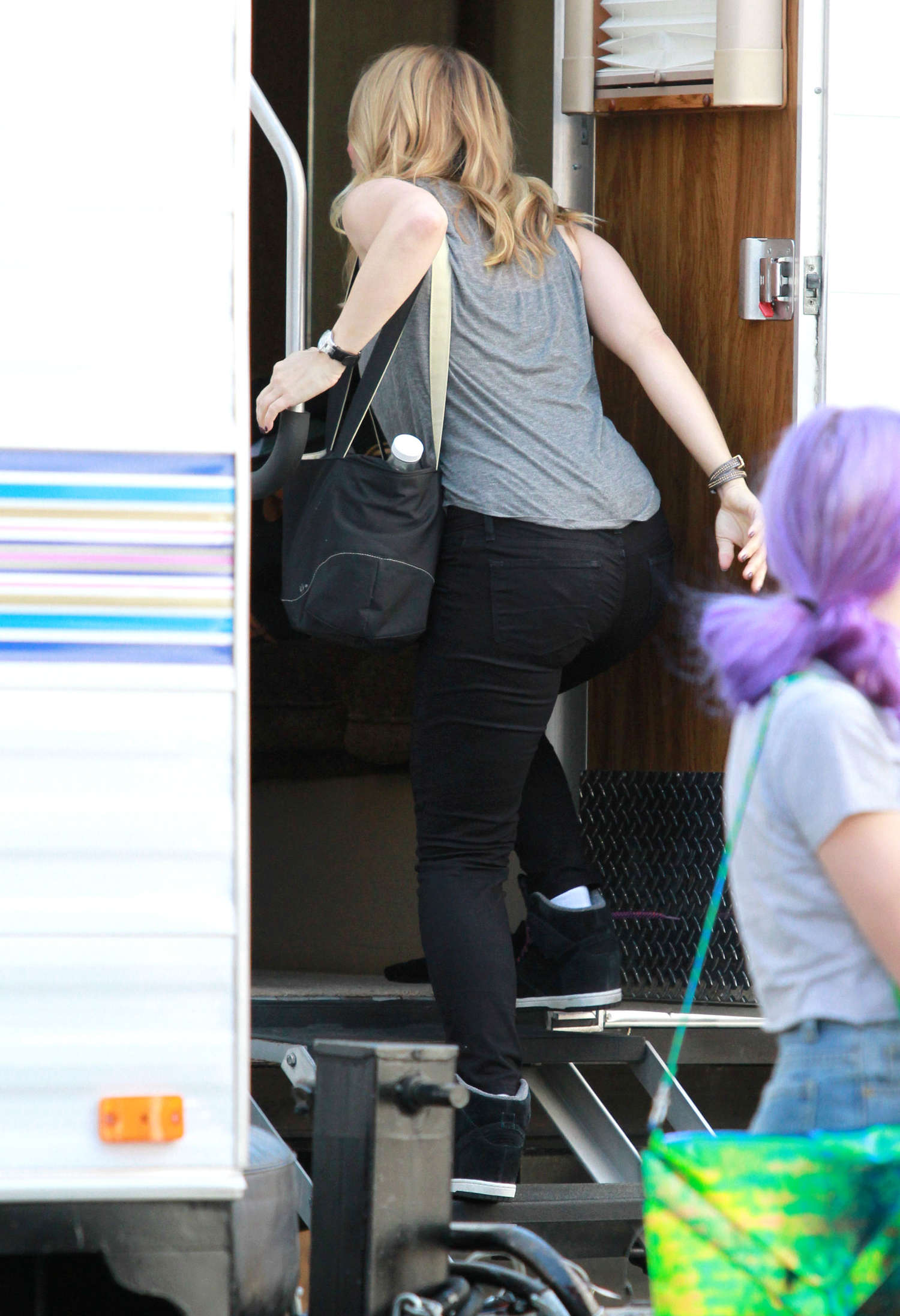Kristen Bell Filming Veronica Mars in LA -10 – GotCeleb