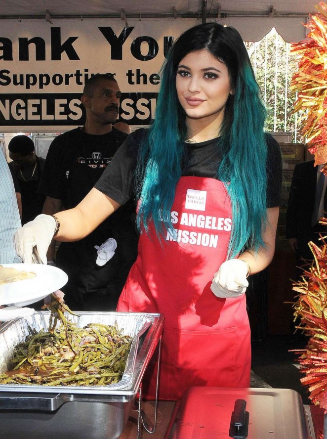 Kylie Jenner - Los Angeles Mission and Anne Douglas Center's Thanksgiving Meal For Homeless