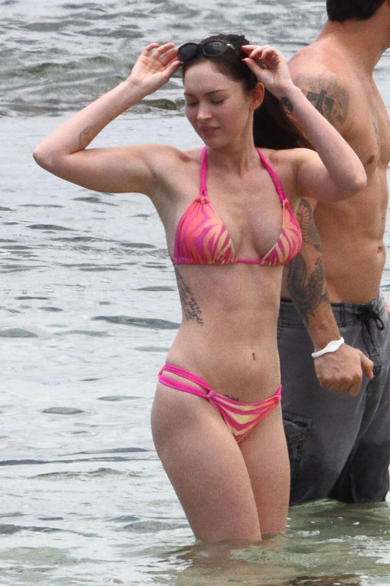 Megan Fox 2011 : megan-fox-pink-bikini-candids-hawaii-june-19-2011-03. 