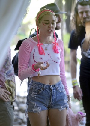 Miley Cyrus in Denim Shorts Arrives to the Raleigh Hotel in Miami Beach