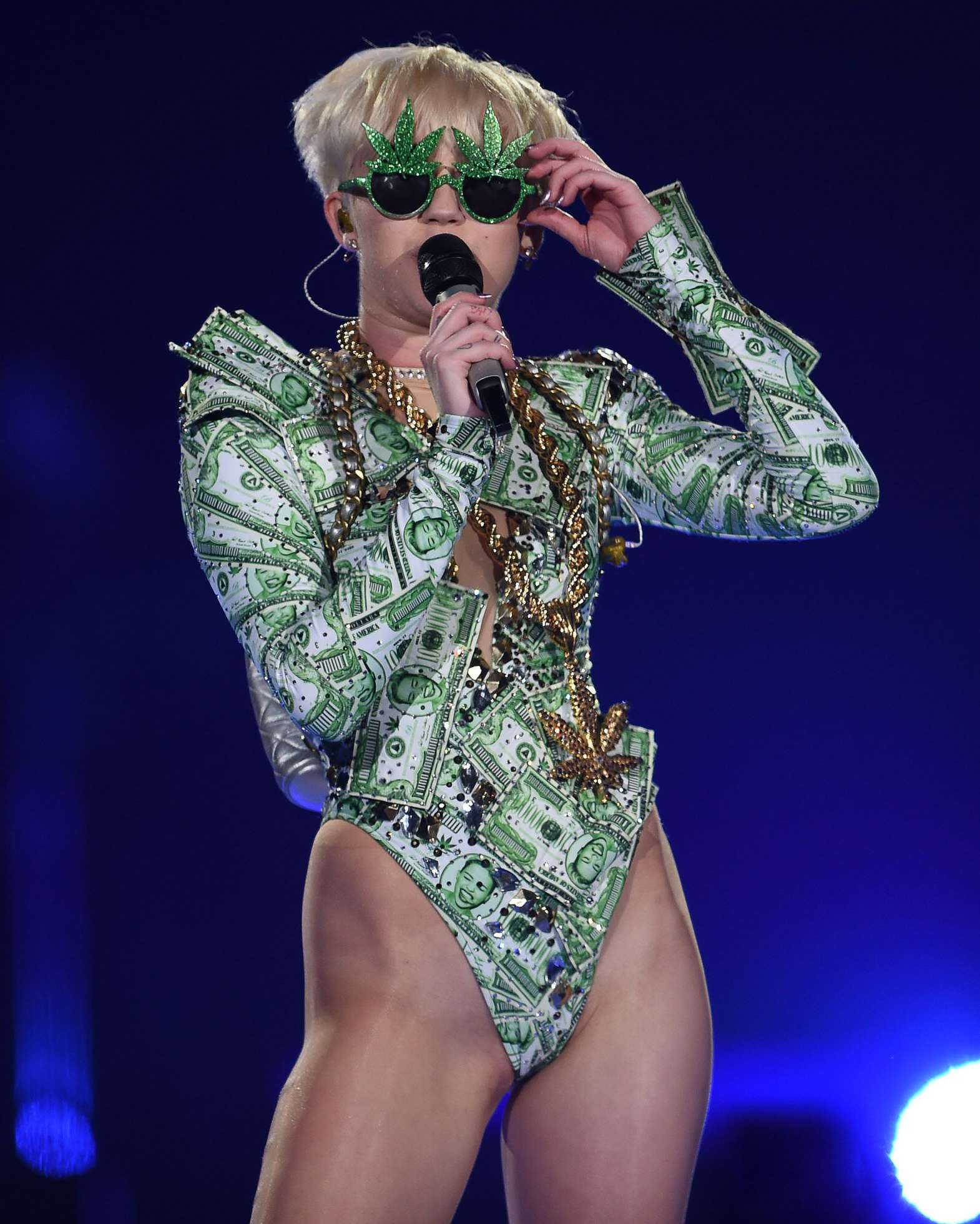 miley cyrus in tour