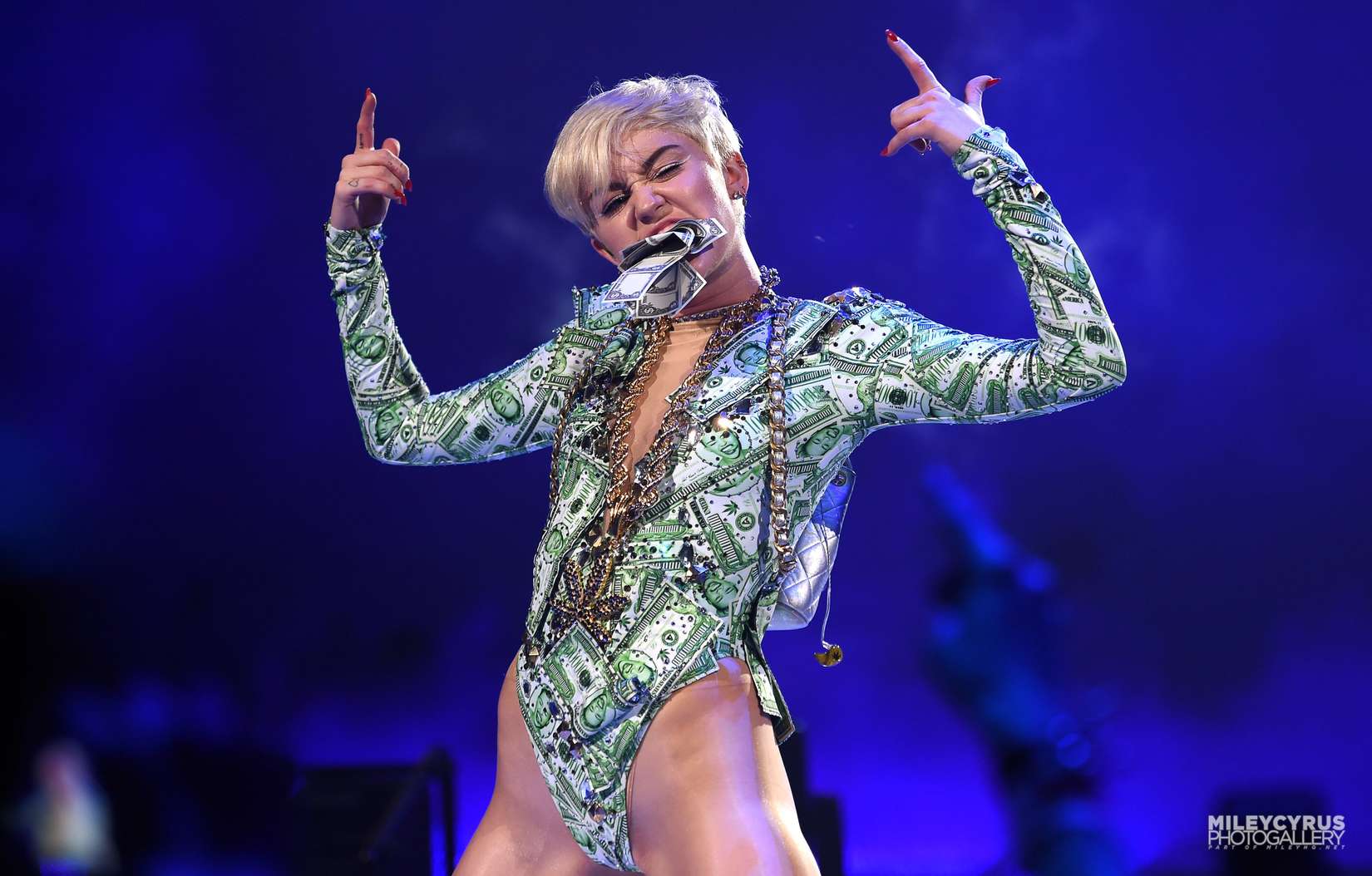 miley cyrus going on tour
