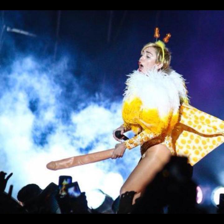 Miley Cyrus 2014 : Miley Cyrus – Bangerz Tour in Buenos Aires -01