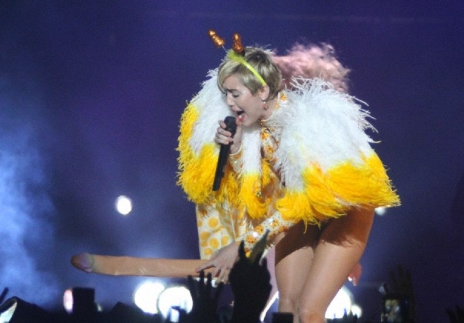 Miley Cyrus 2014 : Miley Cyrus – Bangerz Tour in Buenos Aires -09
