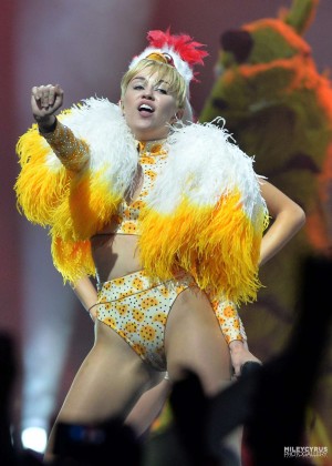 Miley Cyrus - Bangerz Tour in Monterrey, Mexico