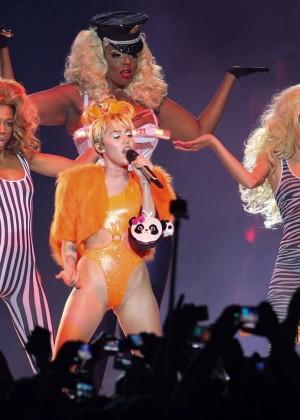 Miley Cyrus - Bangerz Tour in Santiago