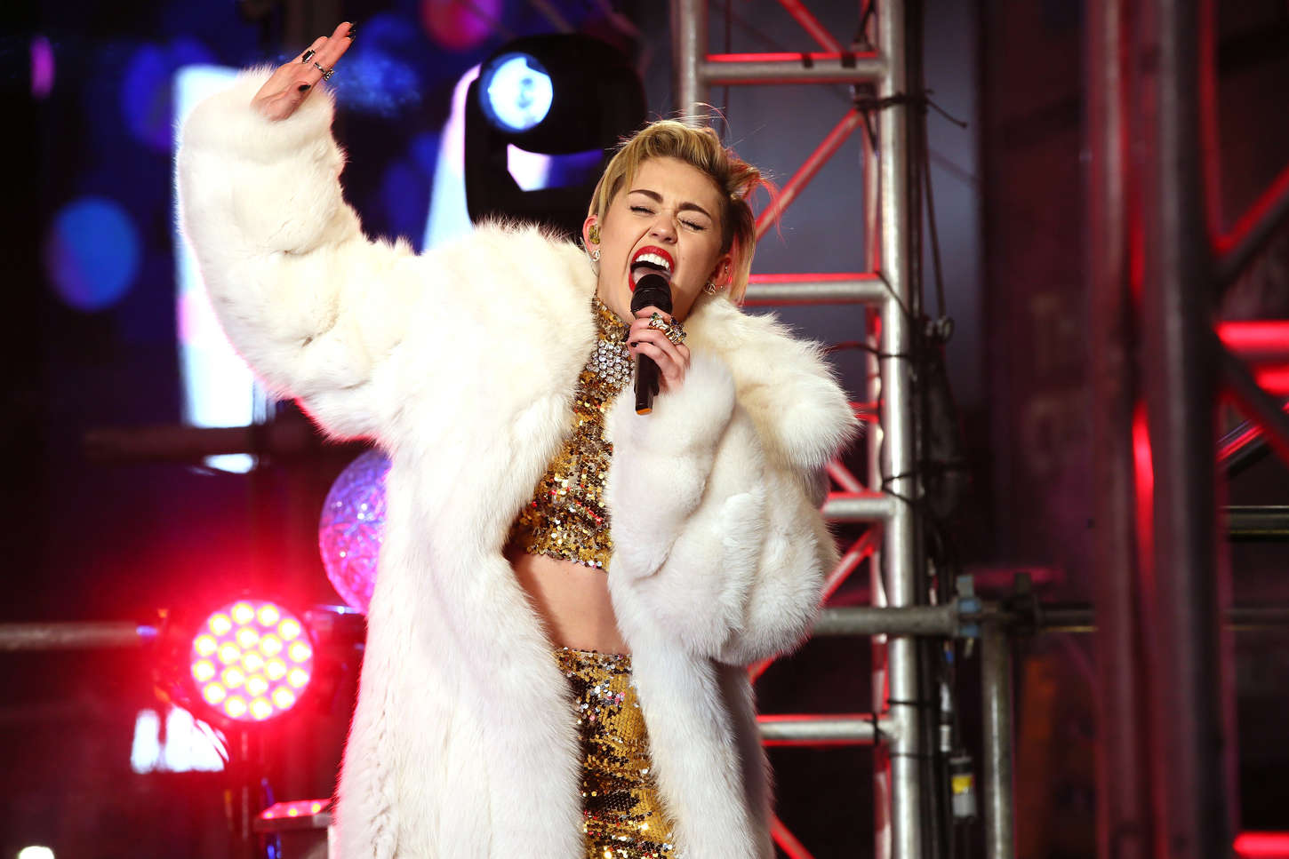 Майли Сайрус 2014. Майли Сайрус в шубе. Miley Cyrus 2013 концерт. Miley Cyrus новый год. Island miley cyrus