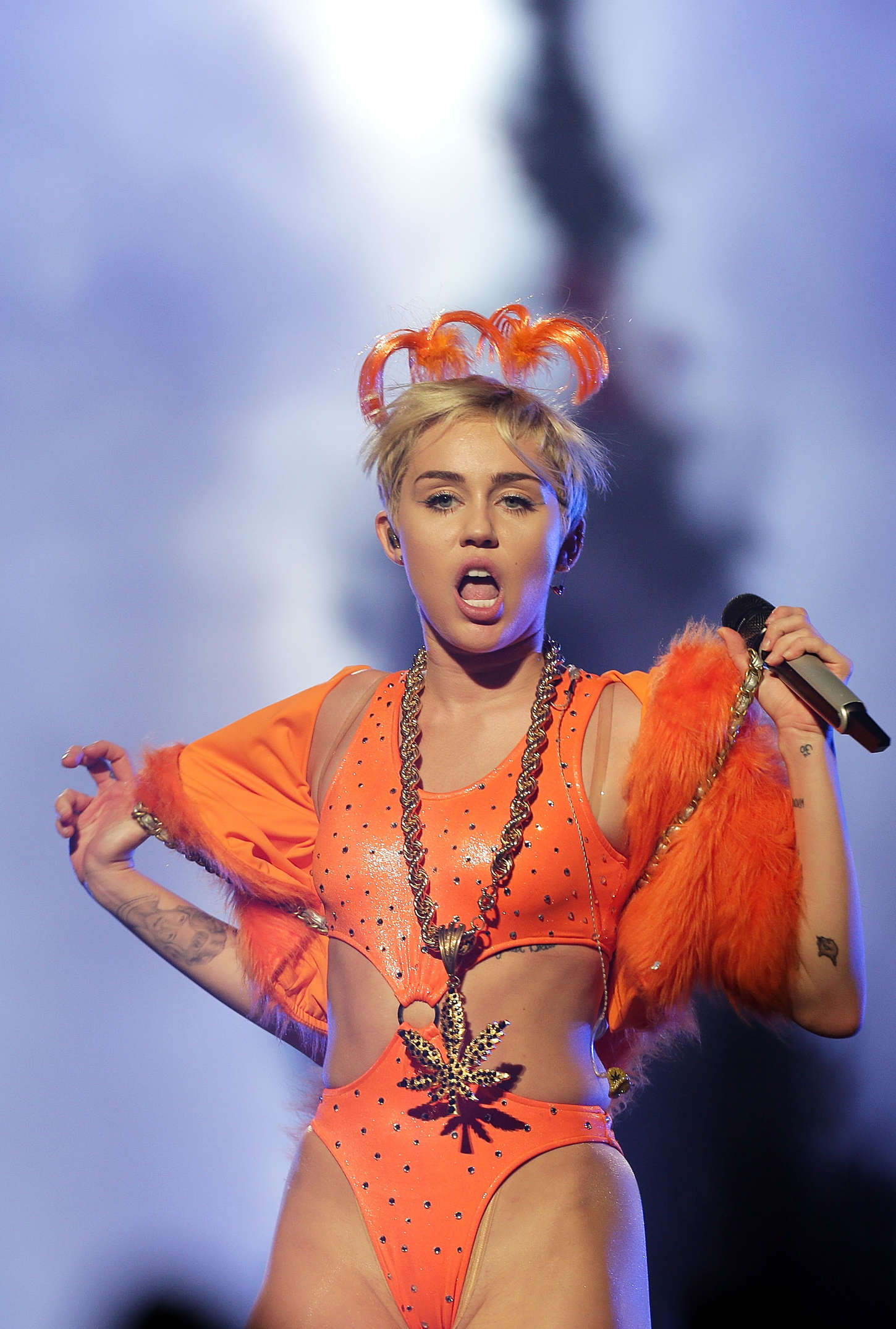 miley cyrus going on tour