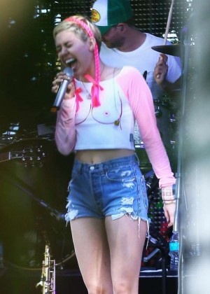 Miley Cyrus - Rehearsing for the Tommy Hilfiger Art Basel Party in Miami