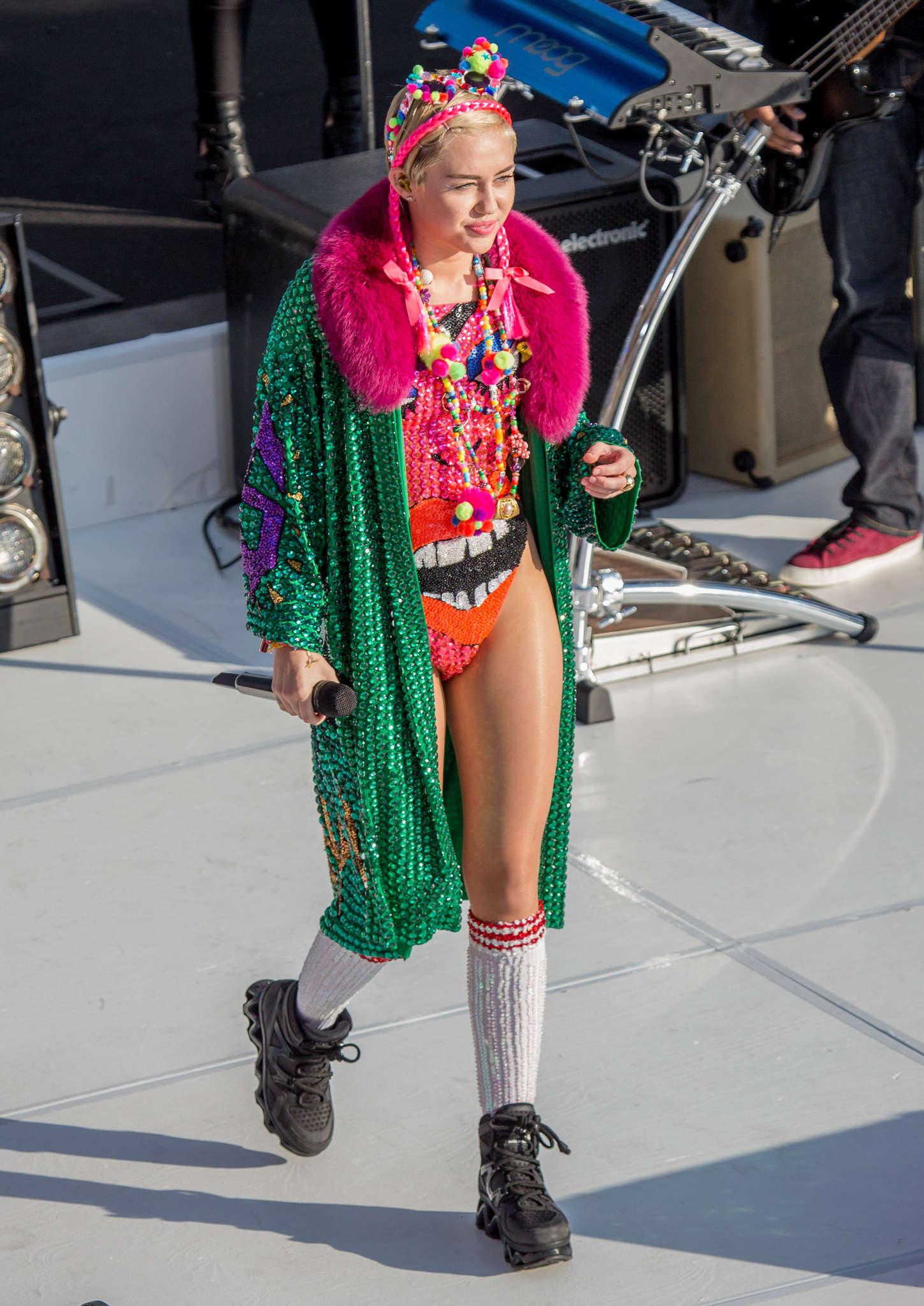 Miley Cyrus – Preforms Live at Sunrise Morning TV -06
