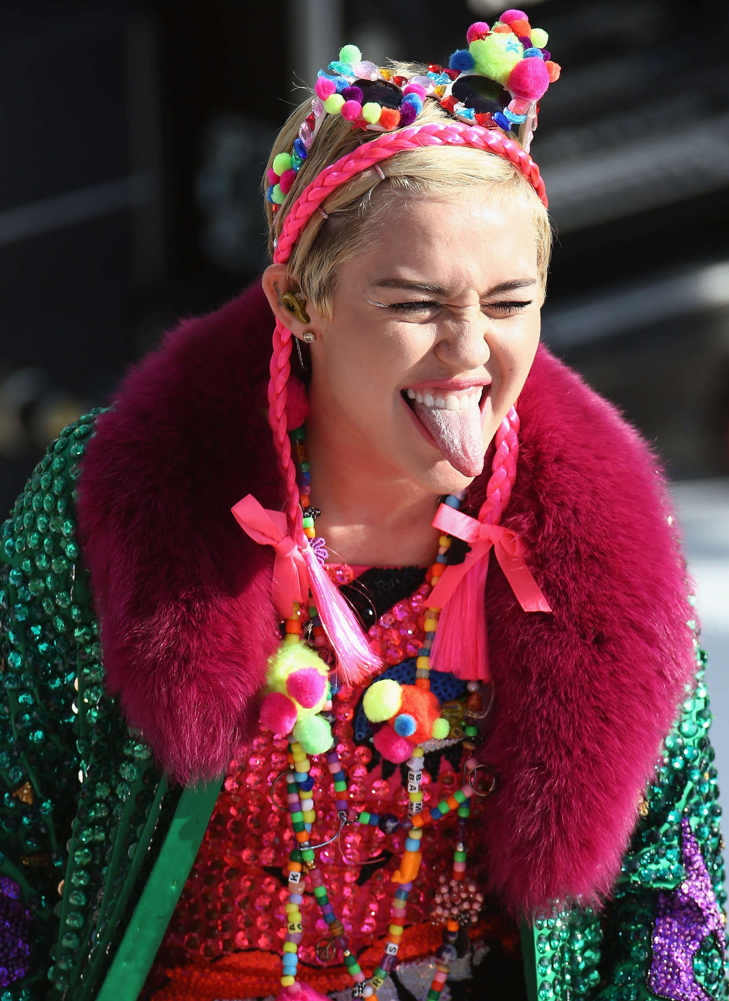 Miley Cyrus – Preforms Live at Sunrise Morning TV -07