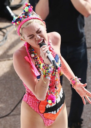 Miley Cyrus - Preforms Live at Sunrise Morning TV at Opera House in Sydney adds