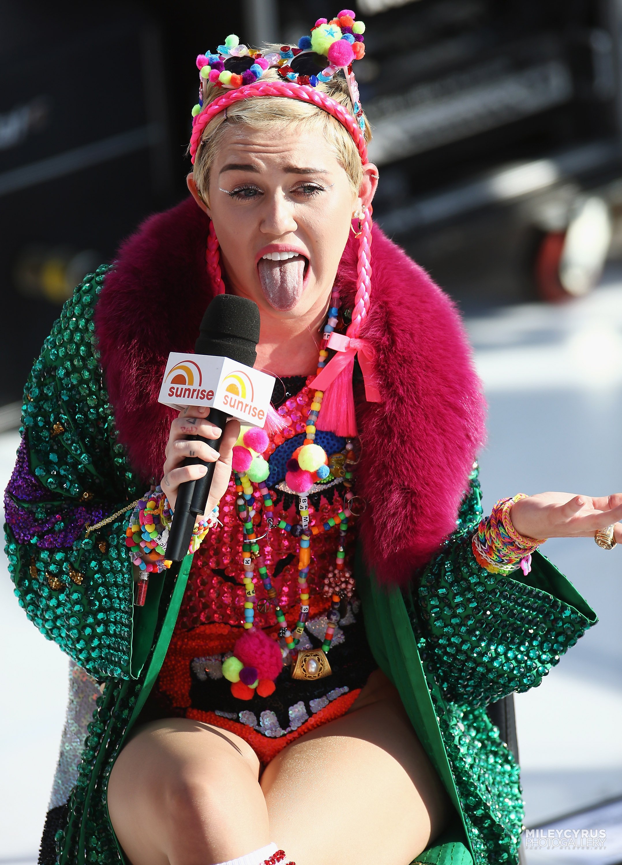 Miley Cyrus - Preforms Live at Sunrise Morning TV at Opera House in Sydney