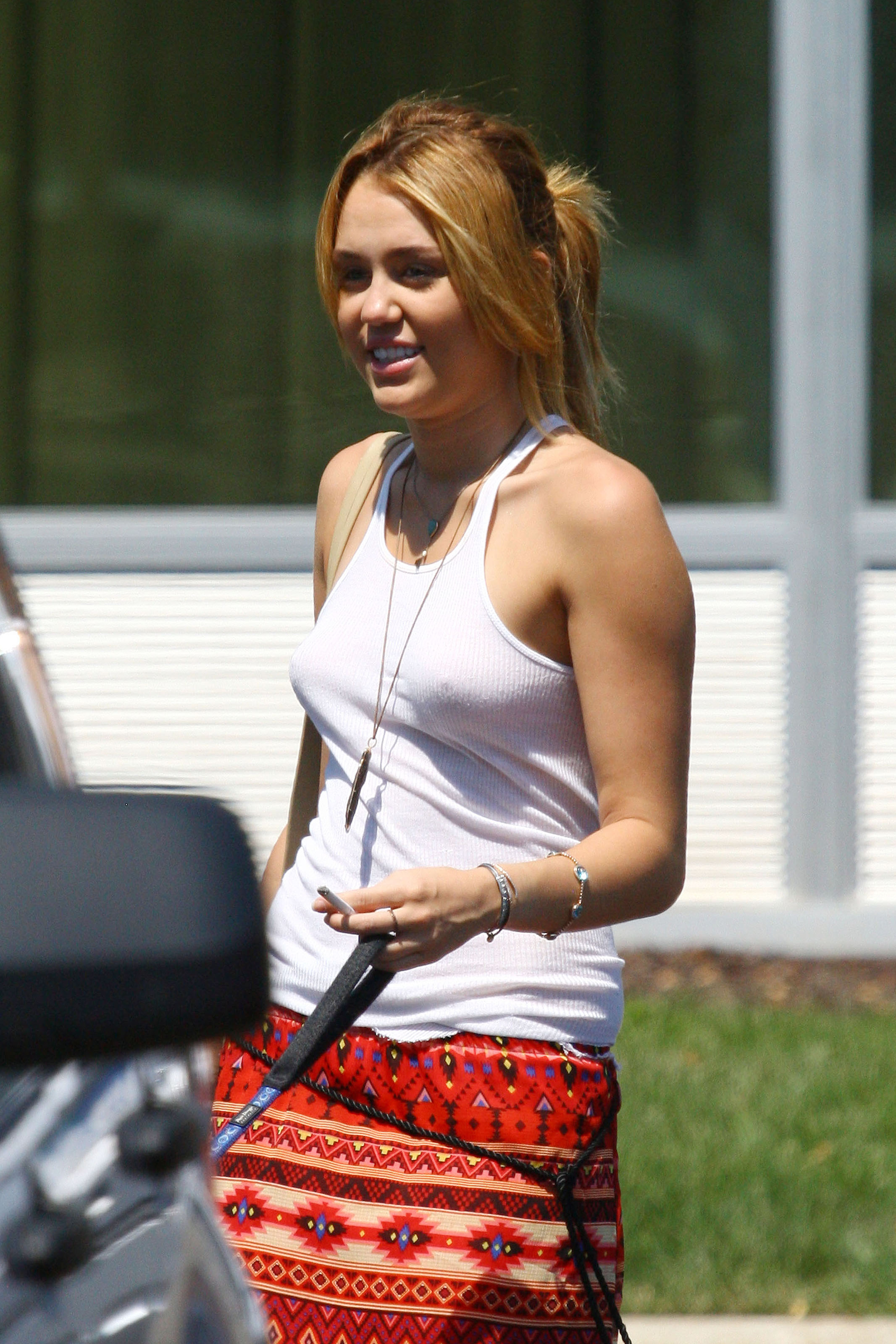 Miley Cyrus 2011 : miley-cyrus-white-t-shirt-candids-04