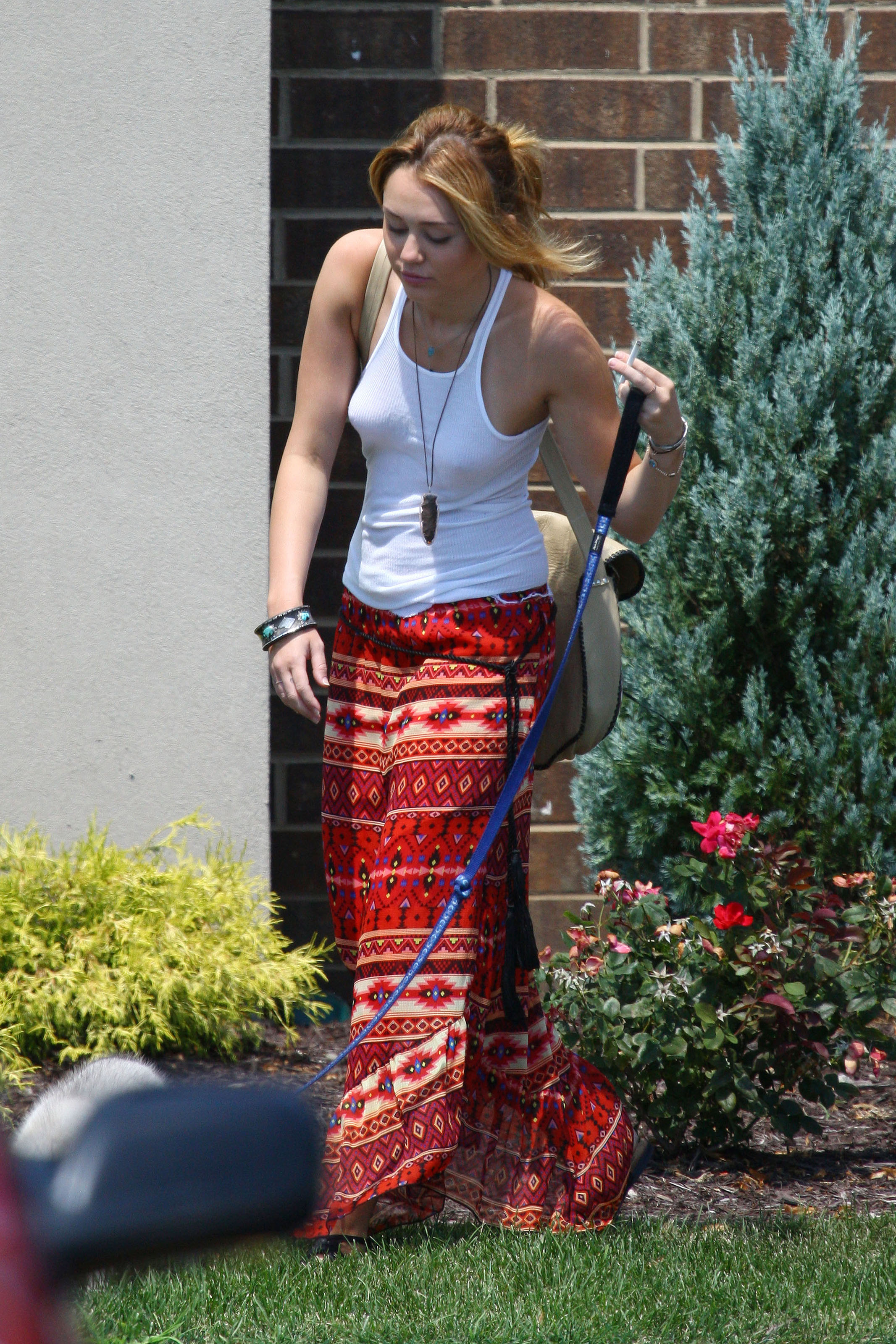 Miley Cyrus 2011 : miley-cyrus-white-t-shirt-candids-08