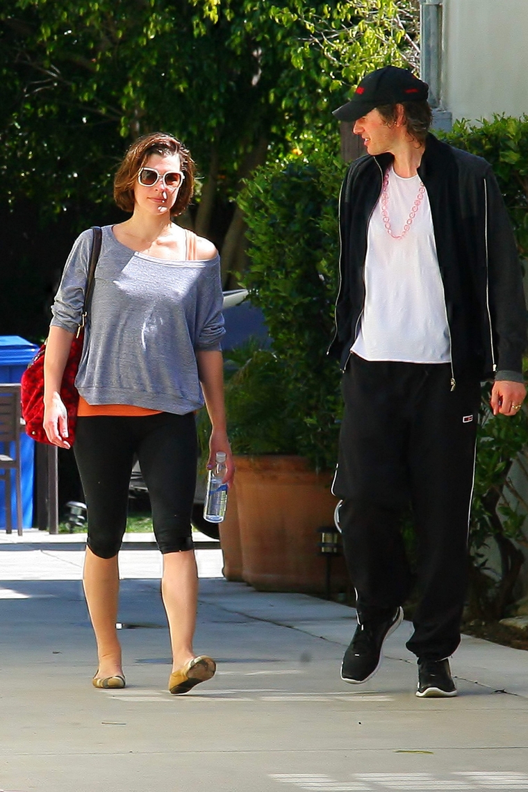 Milla Jovovich 2011 : milla-jovovich-candids-in-wes-thollywood-03