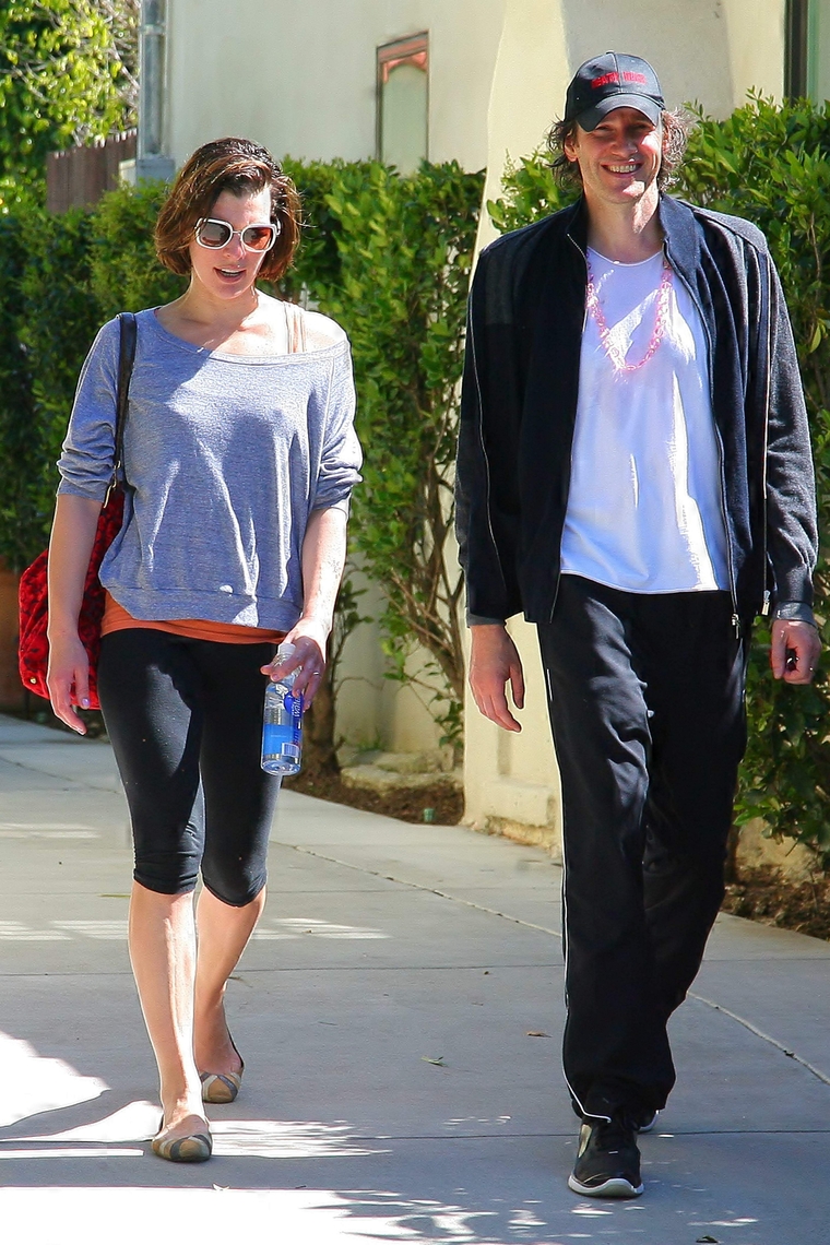 Milla Jovovich 2011 : milla-jovovich-candids-in-wes-thollywood-05