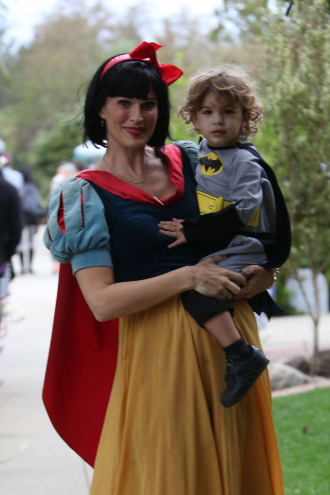 Molly Sims was Snow White - Takes her son trick or treating in LA