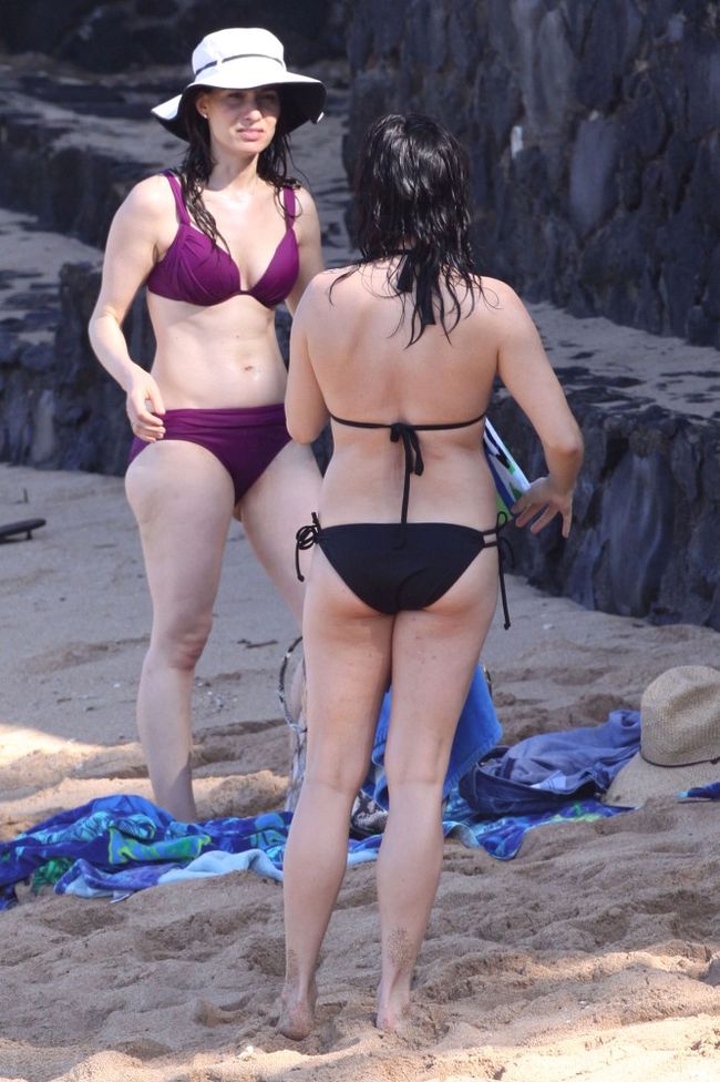 Neve Campbell 2010 : neve-campbell-bikini-in-hawaii-oct-22-14. 