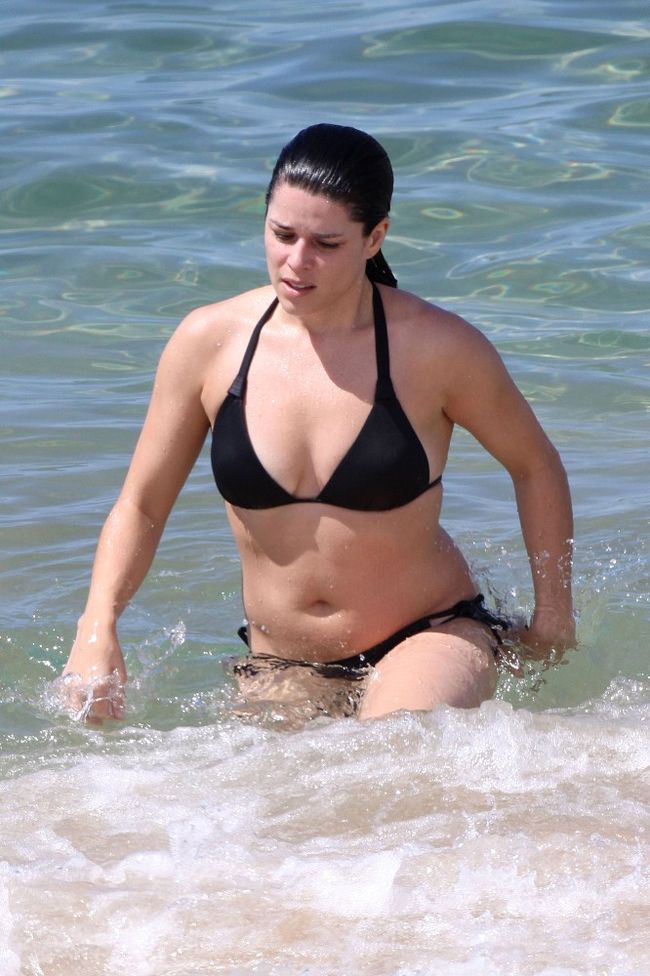 Neve Campbell 2010 : neve-campbell-bikini-in-hawaii-oct-22-15. 