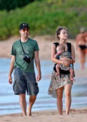 Olivia Wilde and her Family on the beach in Maui