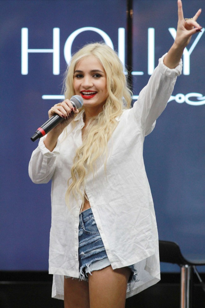 Pia Mia Perez in Jeans Shorts Performs at The Shoe Palace in Hollywood