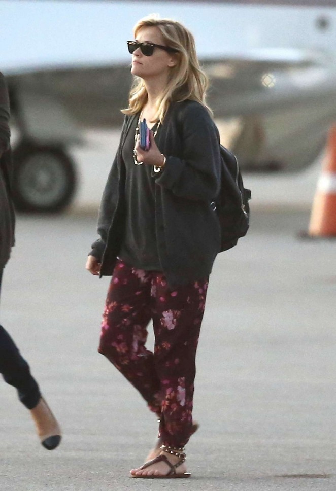 Reese Witherspoon in Floral Pants Arrives at Miami International Airport