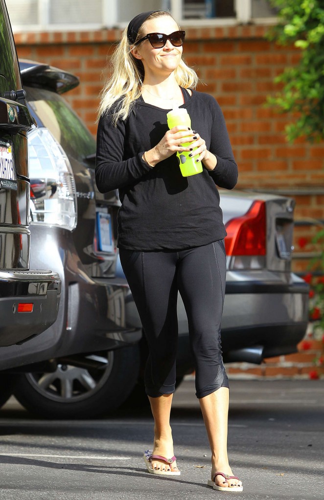 Reese Witherspoon in tights going to yoga class in Brentwood