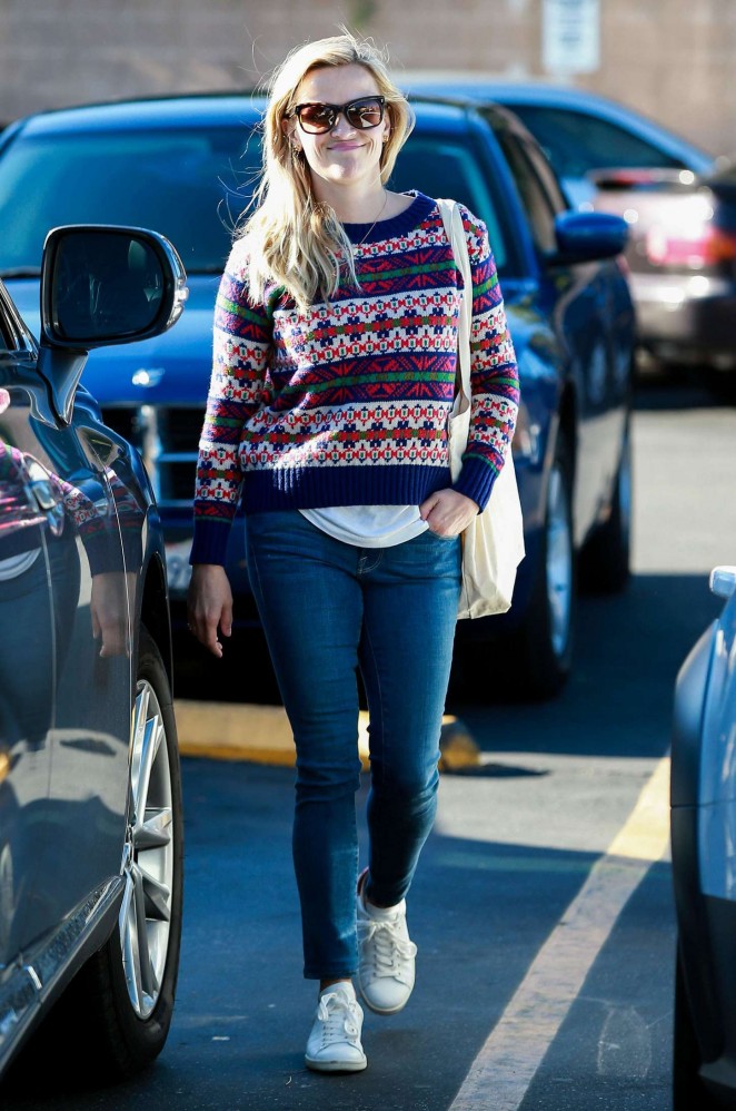 Reese Witherspoon in Jeans Shopping at Bristol Farms in LA