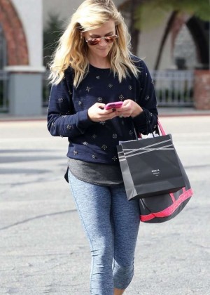Reese Witherspoon in Leggings Shopping at The Brentwood Country Mart