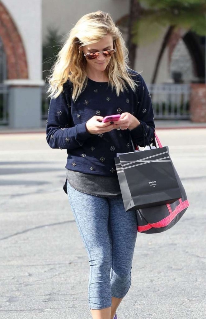 Reese Witherspoon in Leggings Shopping at The Brentwood Country Mart