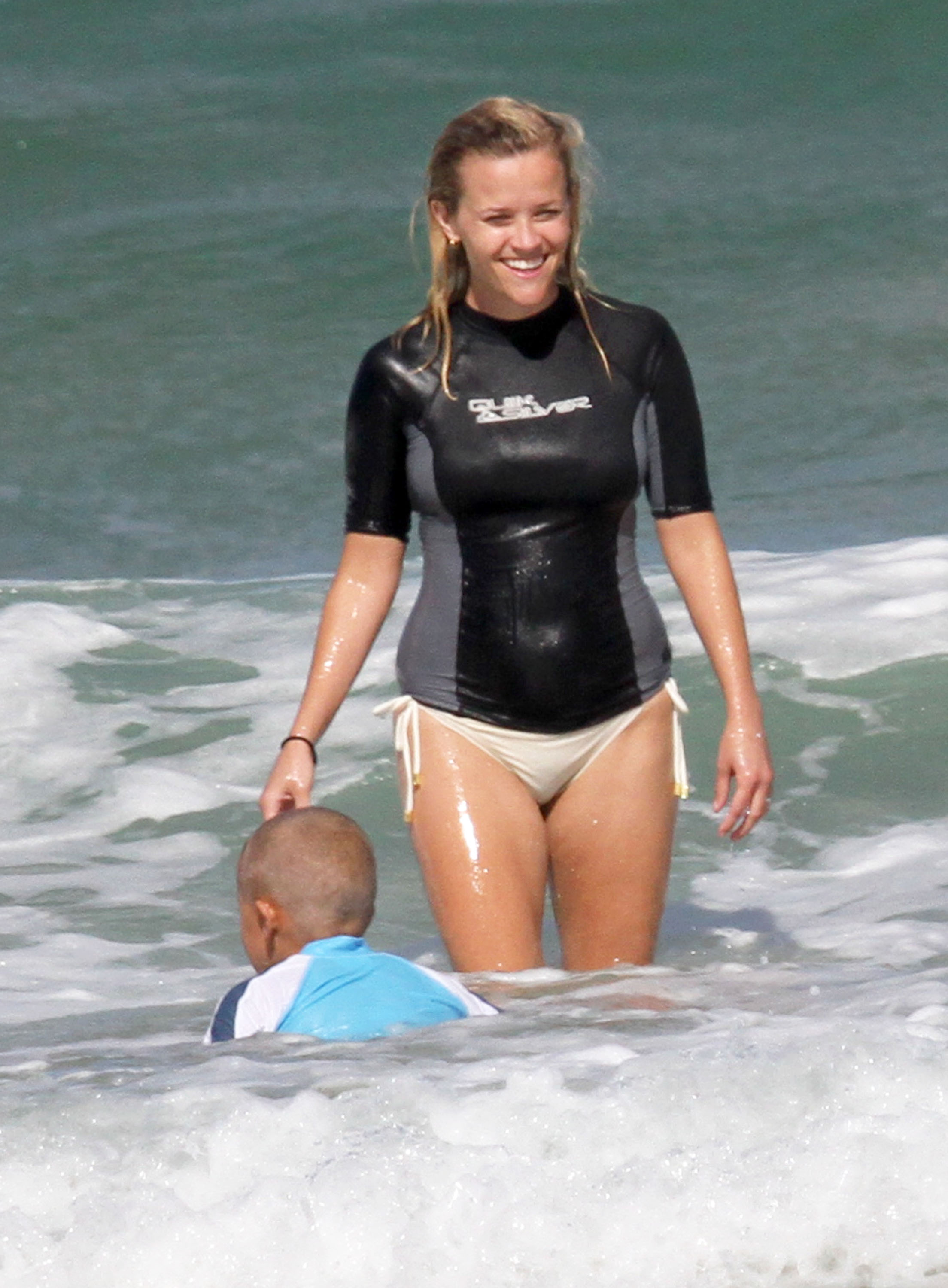 Reese Witherspoon 2011 : Reese Witherspoon - Surfing in Hawaii -05. 
