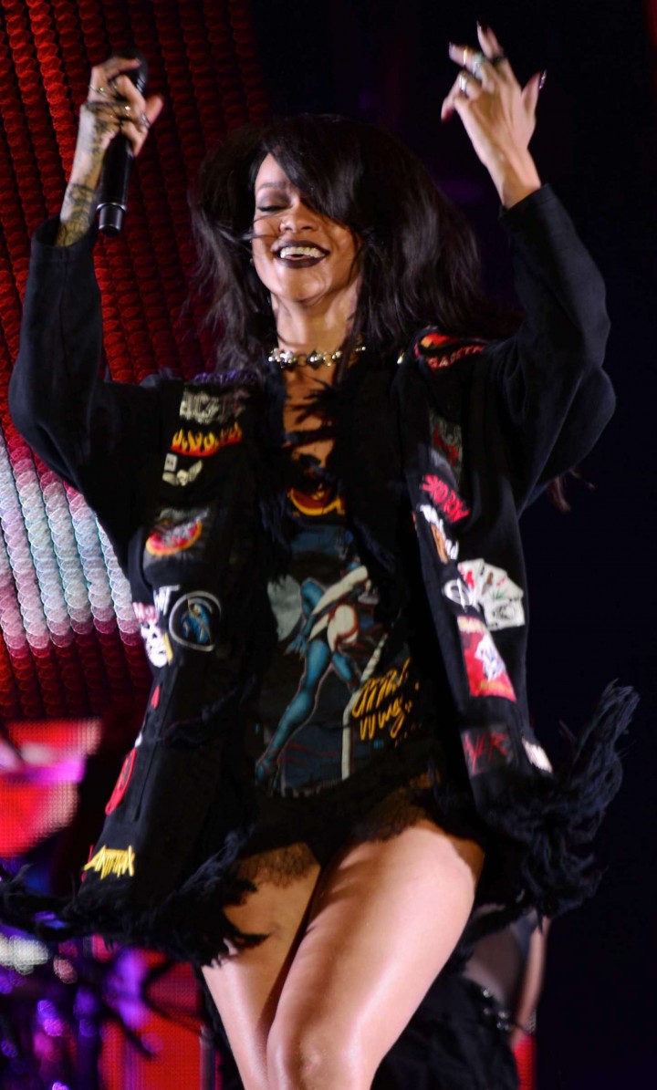 Rihanna - Performs Live at the Rose Bowl in Pasadena