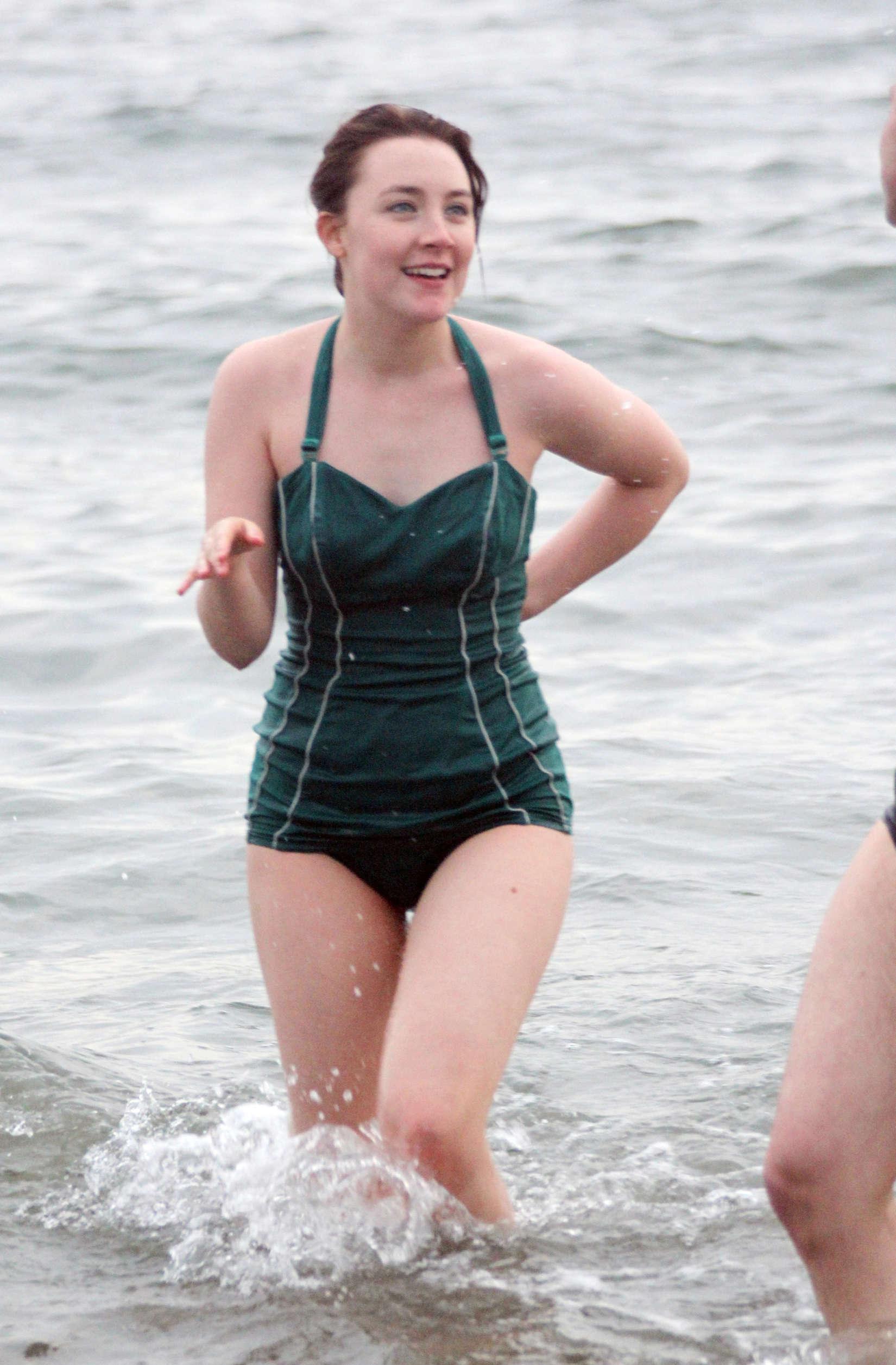 Bedankt vis lawaai Saoirse Ronan in green swimsuit -03 | GotCeleb