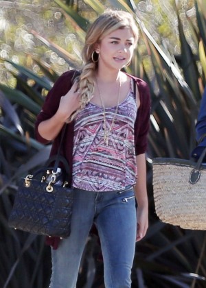 Sarah Hyland - Filming 'Modern Family' in LA