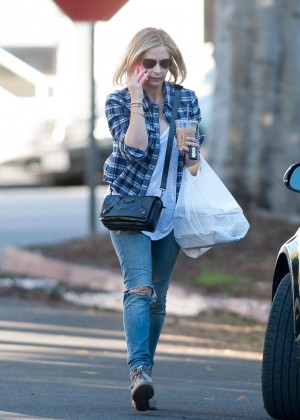 Sarah Michelle Gellar in Ripped Jeans Out in Los Angeles