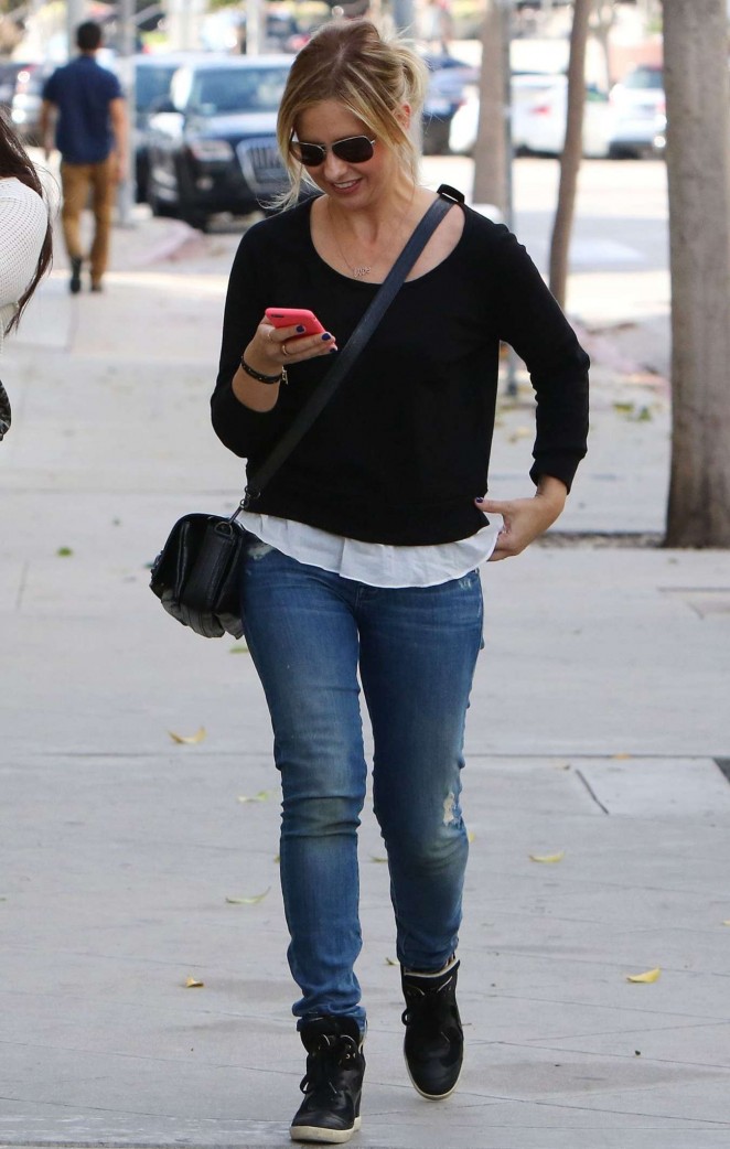 Sarah Michelle Gellar in jeans - Shopping at Kitson in West Hollywood