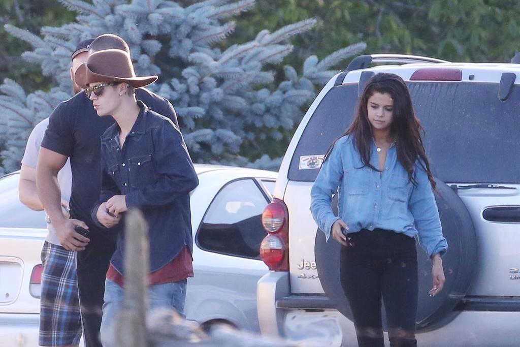 Selena Gomez 2014 : Selena Gomez with Justin Bieber -03