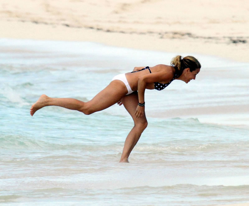 Sheryl Crow 2010 : sheryl-crow-bikini-at-paradise-island-in-the-bahamas-05....